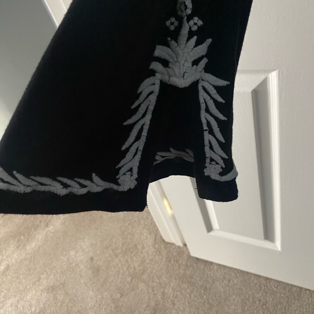 Monroe & Main Black Tunic with White Embroidery - Picture 4 of 7